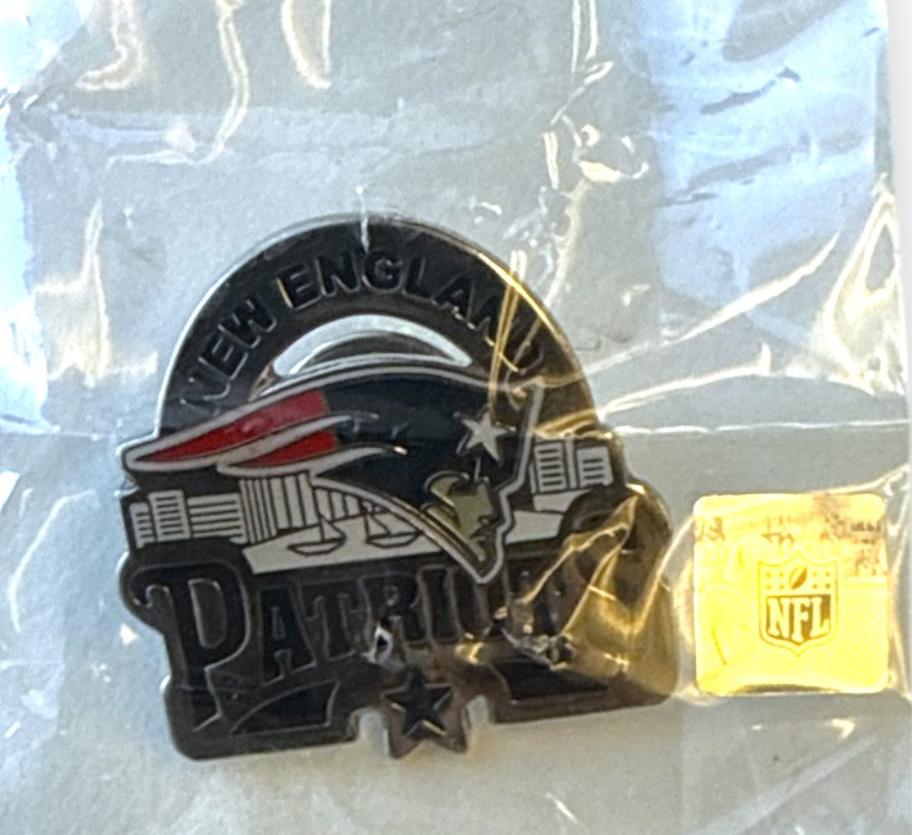 Football - NFL - New England Patriots Logo with Skyline Pin Officially Licensed