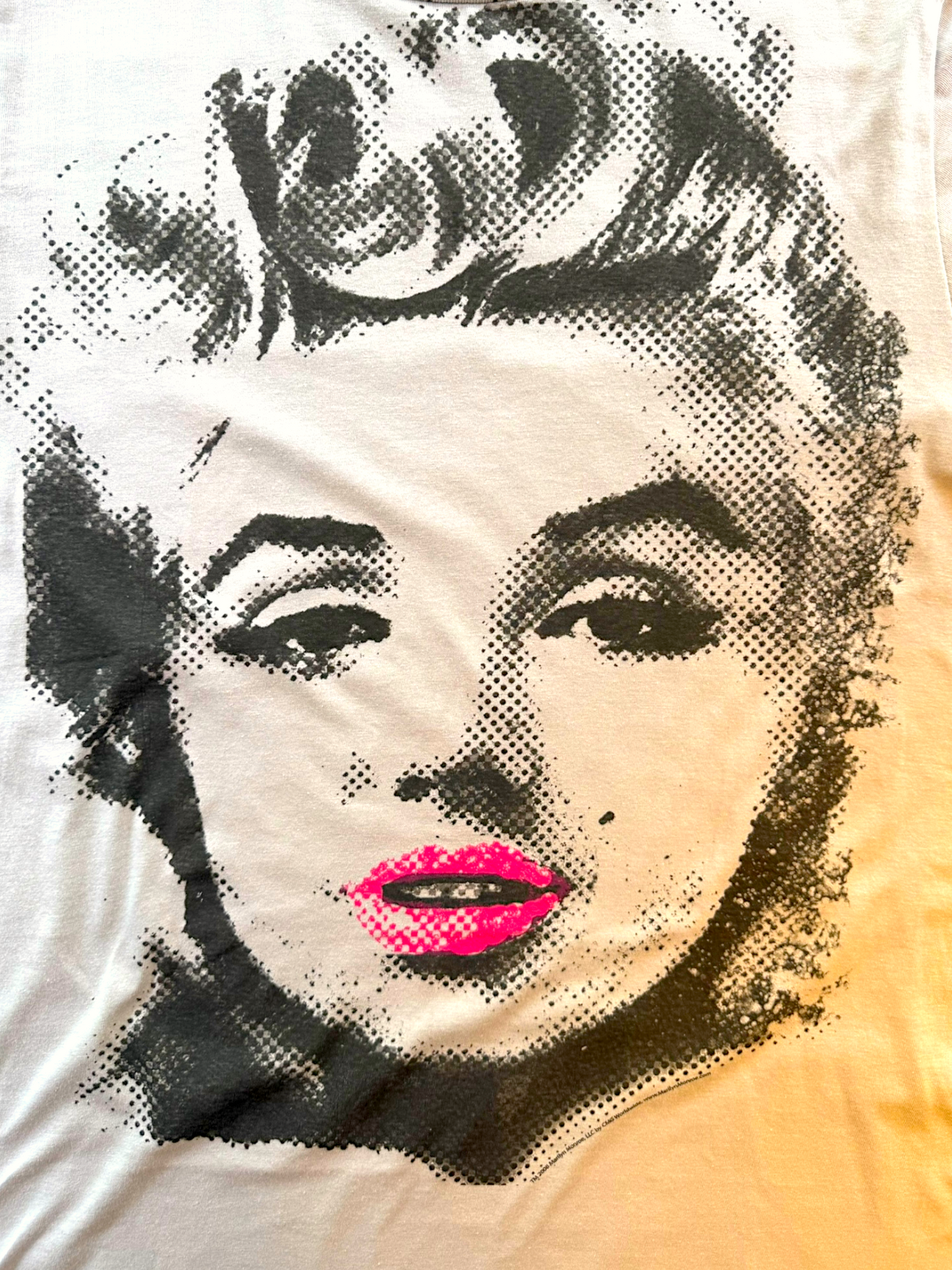 🎨 Marilyn Monroe – Close-Up Dot Art T-Shirt (Pink Lips Edition) 🎨