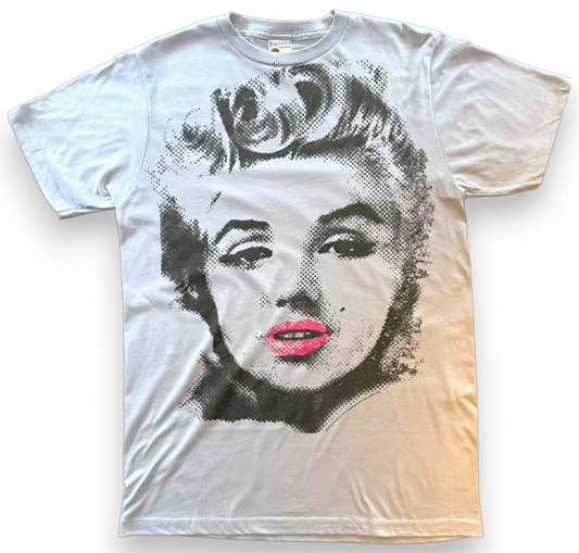 🎨 Marilyn Monroe – Close-Up Dot Art T-Shirt (Pink Lips Edition) 🎨